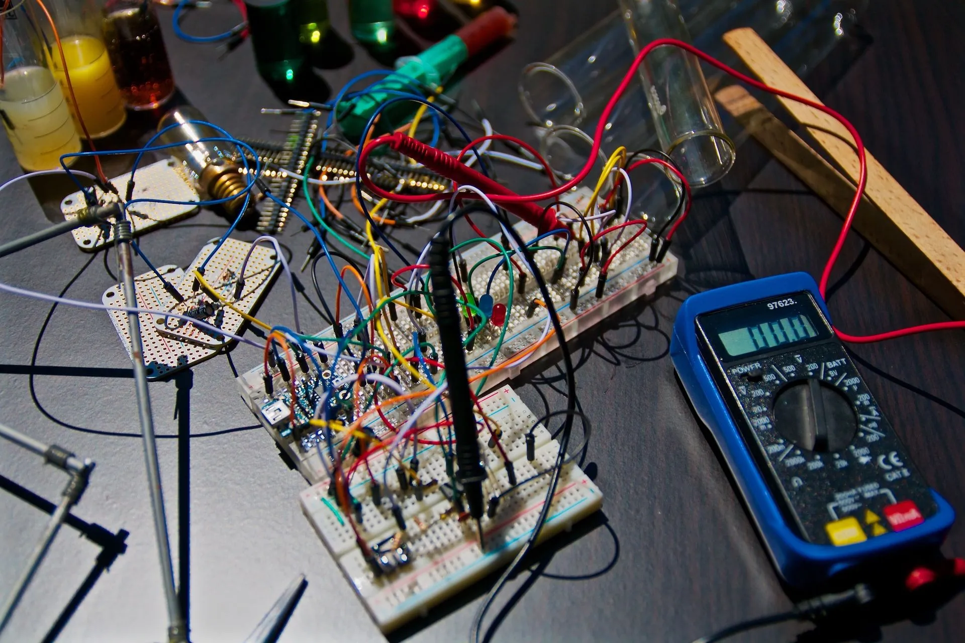 Electronic circuit prototype on breadboards with a multimeter